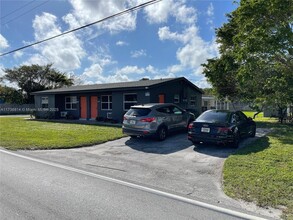 391 NE 42nd Ct in Oakland Park, FL - Building Photo - Building Photo