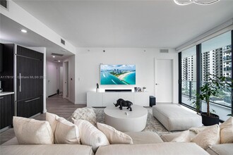 45 SW 9th St, Unit # 1508 in Miami, FL - Foto de edificio - Building Photo