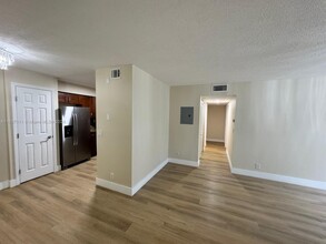 3261 Coral Ridge Dr, Unit 3 BEDROOM in Coral Springs, FL - Foto de edificio - Building Photo