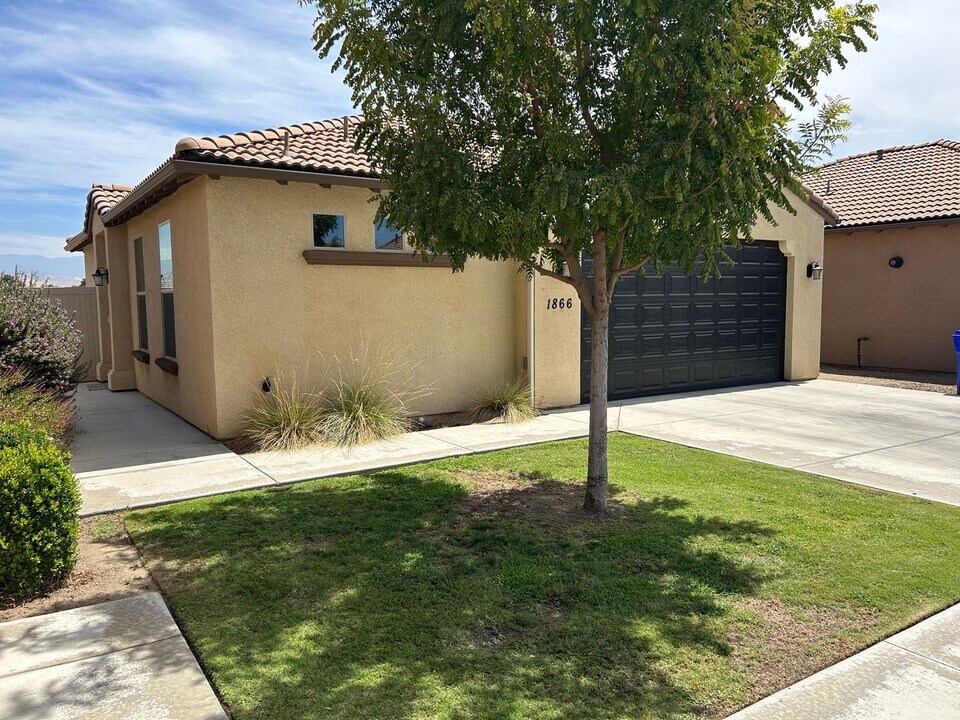 1866 W Roby Ave in Porterville, CA - Foto de edificio