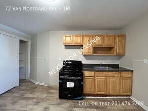 72 Van Nostrand Ave in Jersey City, NJ - Building Photo - Building Photo