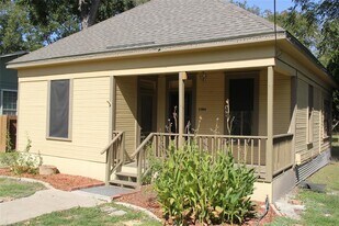 1104 Kimbro St in Taylor, TX - Building Photo