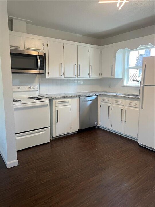 737 N 12th St in Rogers, AR - Building Photo
