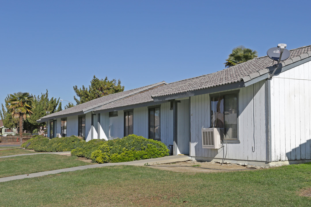 Las Palmas Gardens in Avenal, CA - Building Photo