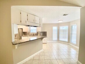 102 Midland Ct in Niceville, FL - Foto de edificio - Building Photo