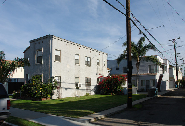 112-114 4th St in Seal Beach, CA - Foto de edificio - Building Photo