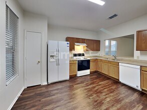 6013 Midcrown Dr in San Antonio, TX - Building Photo - Building Photo