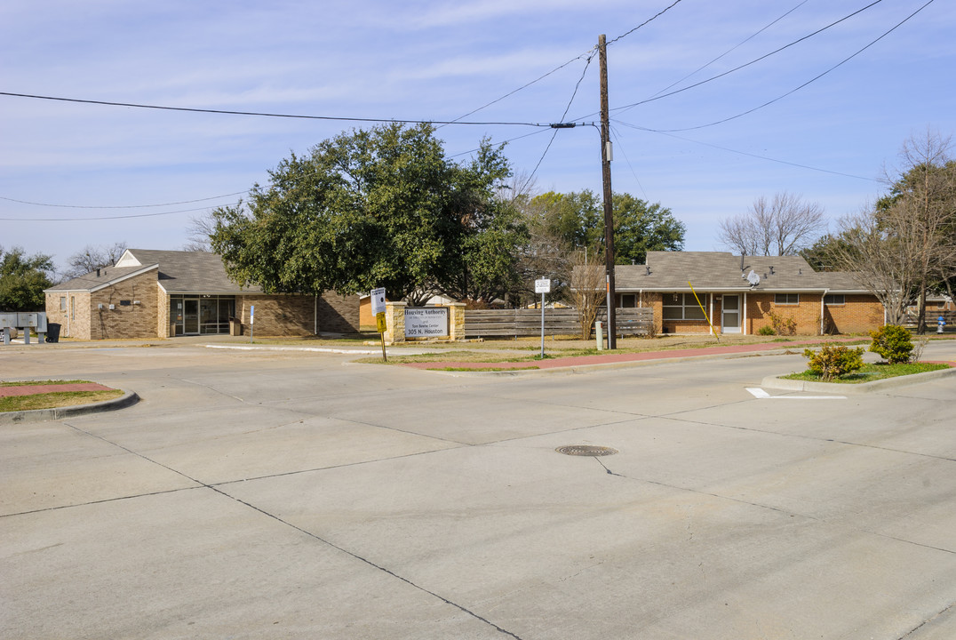 305 N Houston St in Royse City, TX - Foto de edificio