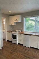 2529 E 10th St in The Dalles, OR - Building Photo