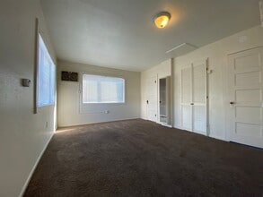 725 Kern St in Taft, CA - Foto de edificio - Building Photo