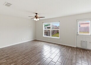 6230 Lake Victoria St in San Antonio, TX - Foto de edificio - Building Photo