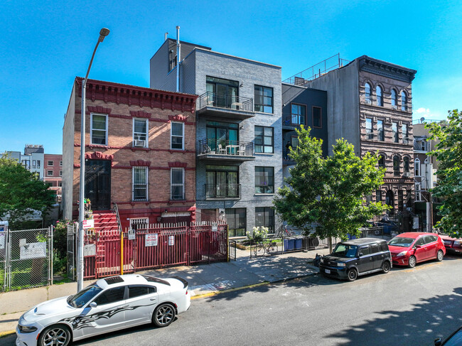 974 Greene Ave in Brooklyn, NY - Building Photo - Building Photo