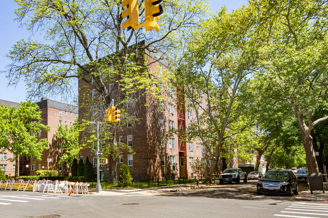 65-15 Yellowstone Blvd in Forest Hills, NY - Building Photo - Building Photo