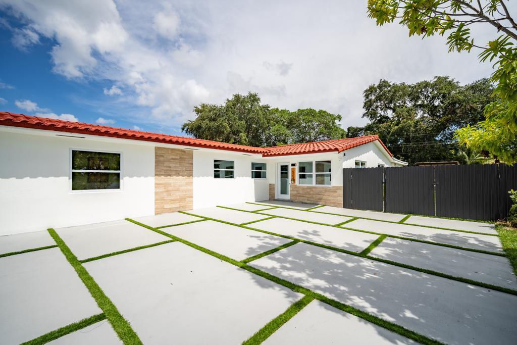 1523 NE 148th St in North Miami, FL - Building Photo