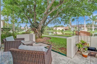 185 Cypress Way E in Naples, FL - Building Photo