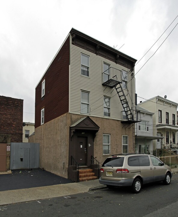 171 Van Winkle Ave in Jersey City, NJ - Building Photo