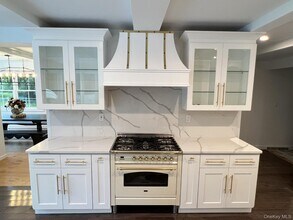 87 Wheatley Rd in Old Westbury, NY - Building Photo - Building Photo