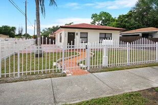 800 NW 101st St in Miami, FL - Building Photo