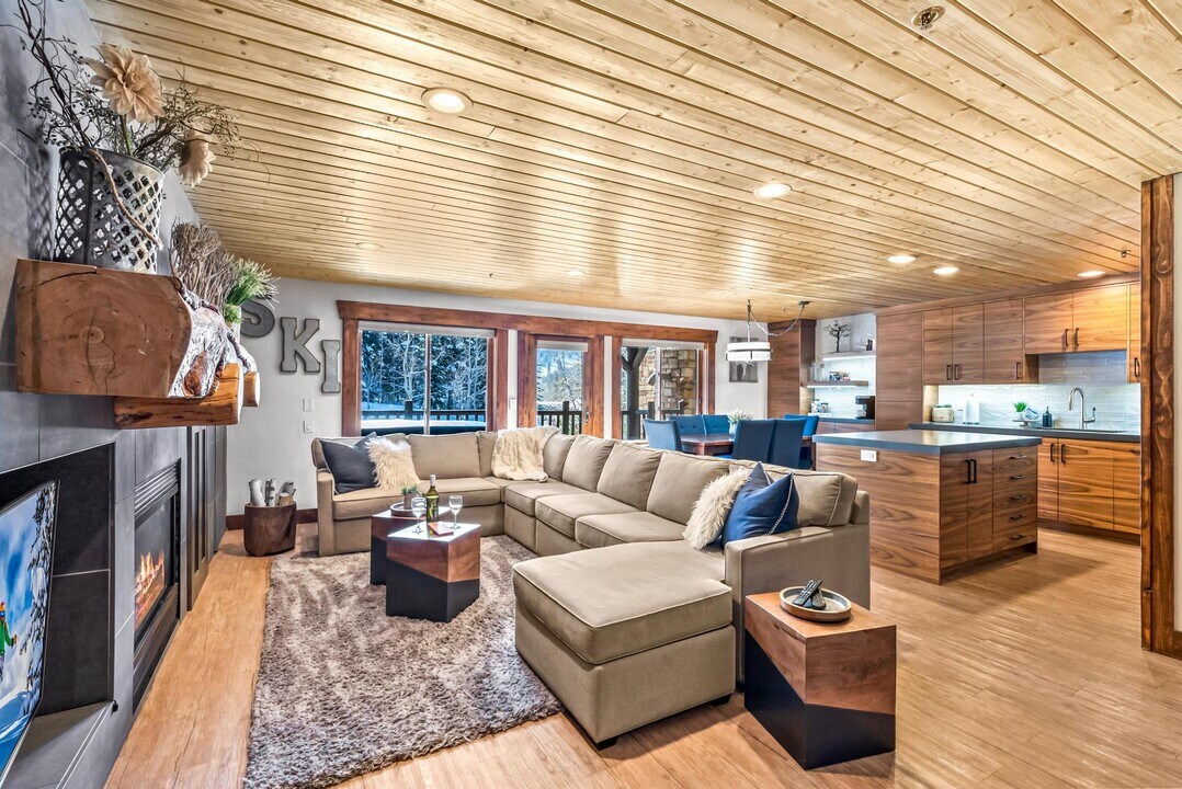 7447 Royal St, Unit Unit 102 in Park City, UT - Building Photo