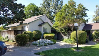 Valley Oaks in Galt, CA - Building Photo