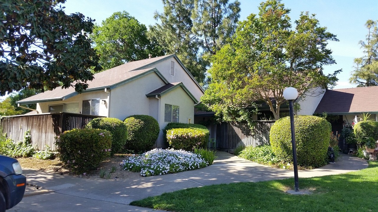 Valley Oaks in Galt, CA - Building Photo