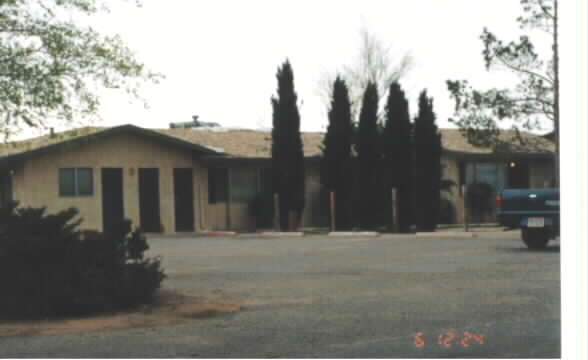 13176 Navajo Rd in Apple Valley, CA - Building Photo - Building Photo