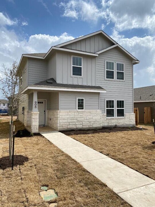 906 Main St in Hutto, TX - Building Photo