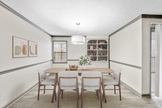 Elliot Apartments on Abernathy in Atlanta, GA - Foto de edificio - Building Photo