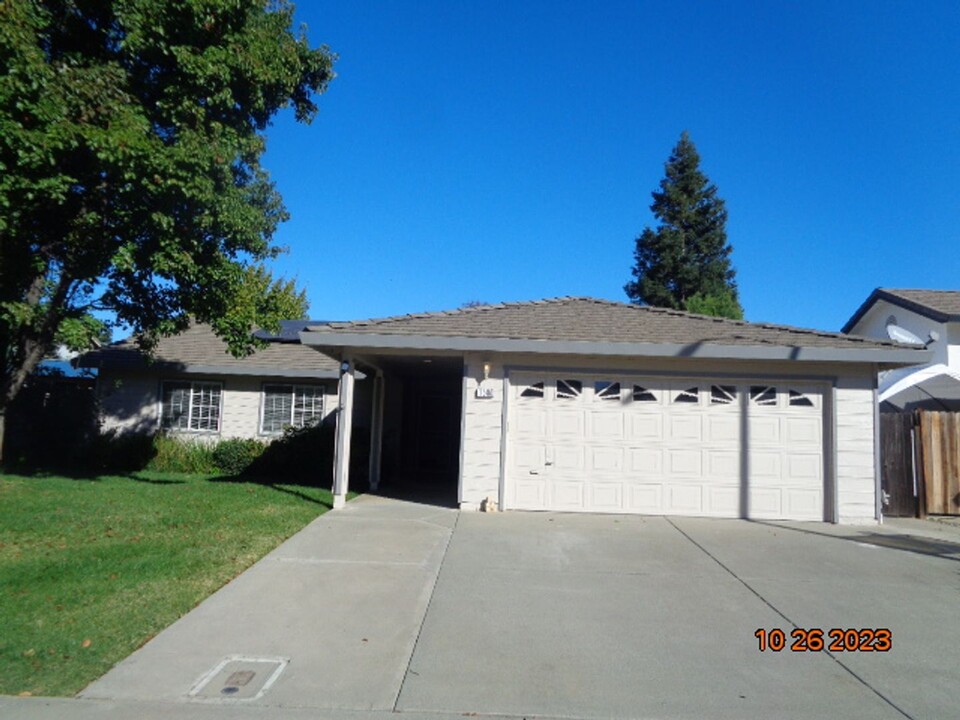 1580 Ingrid Dr in Dixon, CA - Building Photo