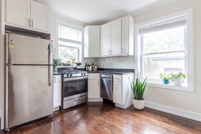655 W Roscoe St, Unit 3