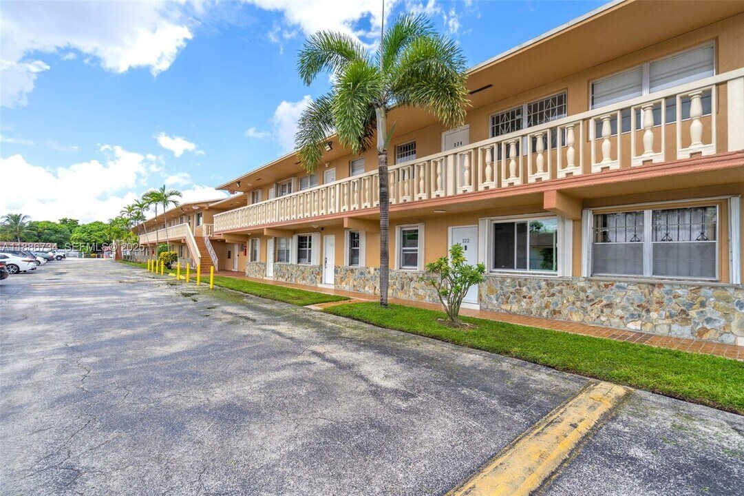 1154 W 35th St in Hialeah, FL - Foto de edificio