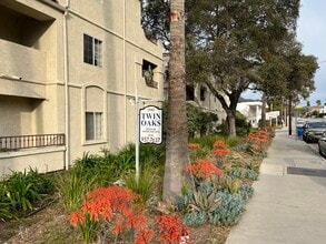 Twin Oaks Senior Apartments in Verdugo City, CA - Foto de edificio - Building Photo