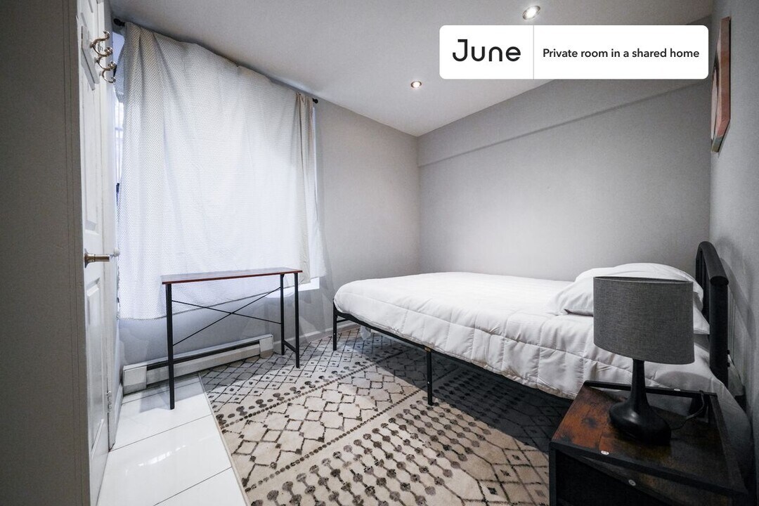 Private bedroom in 5 bed/2 bath Home in New York, NY - Building Photo