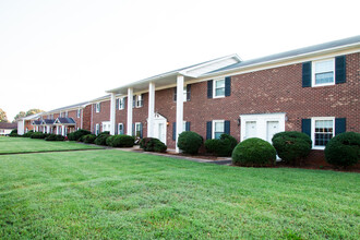 Coat of Arms Apartments in Gibsonville, NC - Foto de edificio - Building Photo