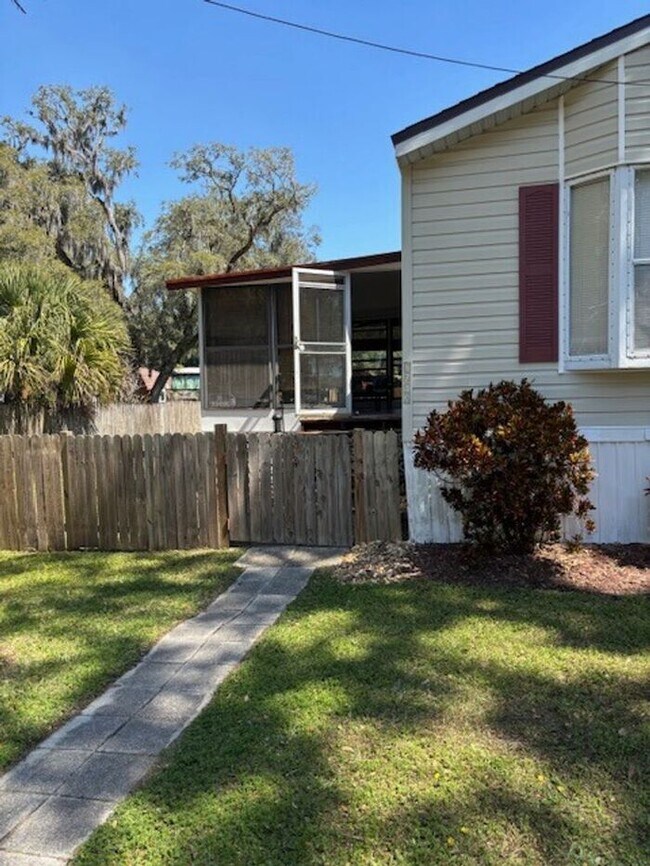 1749 Elizabeth St in New Smyrna Beach, FL - Building Photo - Building Photo
