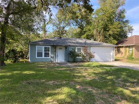2103 Holly Dr in Dickinson, TX - Building Photo