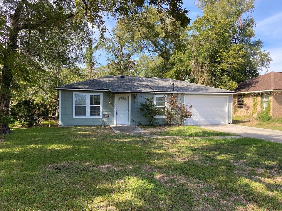 2103 Holly Dr in Dickinson, TX - Building Photo