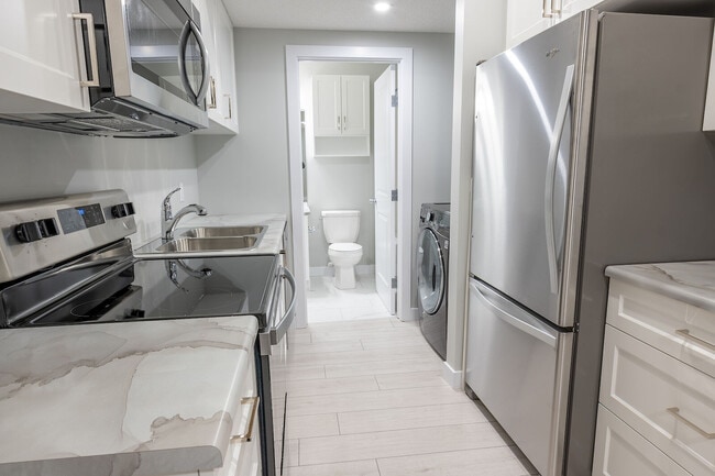 1451 Cherniak Way SW in Edmonton, AB - Building Photo - Building Photo