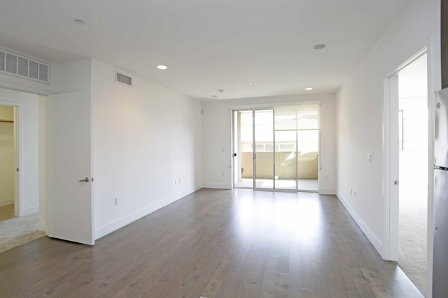 1800 Whitley in Los Angeles, CA - Building Photo - Interior Photo