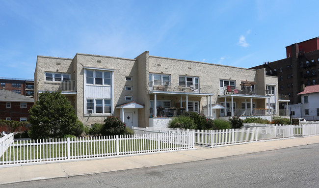 Lincoln Shores Apartments in Long Beach, NY - Building Photo - Building Photo