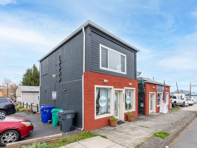 9041-9049-9049 NE Sandy Blvd in Portland, OR - Building Photo - Building Photo