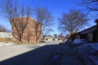 2800 Midland Ave in Toronto, ON - Building Photo - Building Photo