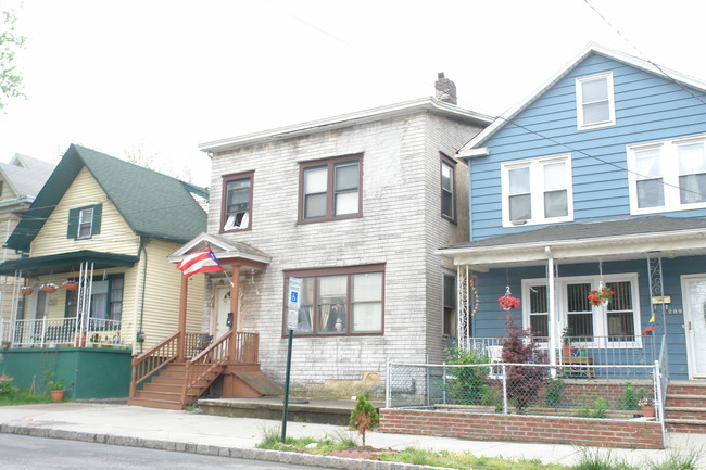 207 Patterson St in Perth Amboy, NJ - Foto de edificio - Building Photo