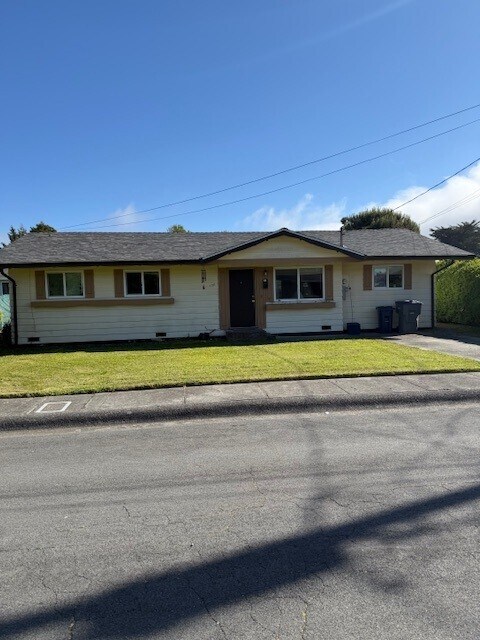 1151 Madrone Way in Arcata, CA - Building Photo
