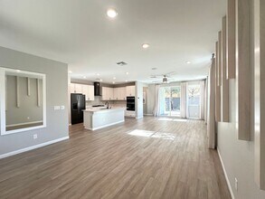 6084 Neptuno St in Las Vegas, NV - Foto de edificio - Building Photo