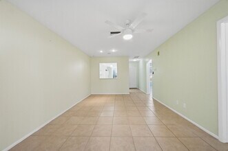 1023 Pine Isle Ln in Naples, FL - Building Photo - Building Photo