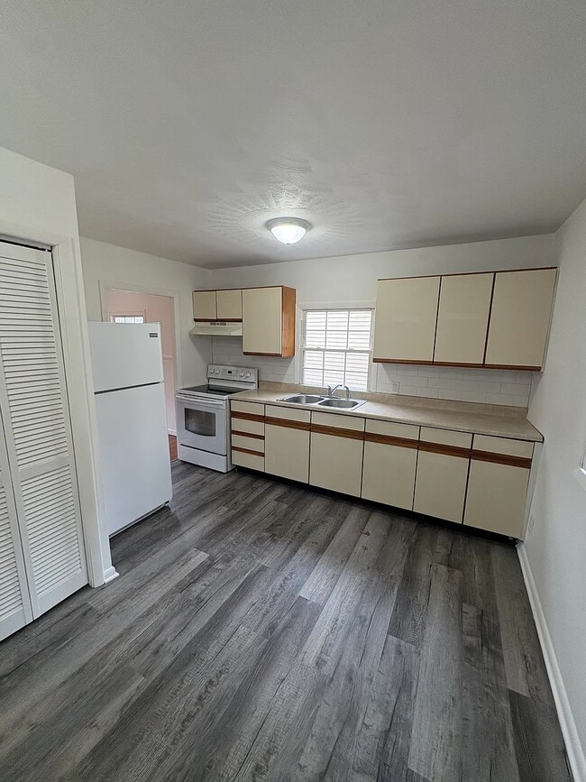 1206 Ashwood Rd in Charleston, WV - Building Photo - Building Photo