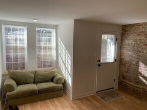 660 E St NE, Unit 1/2 in Washington, DC - Foto de edificio - Building Photo