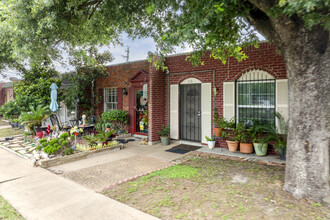 Shadowdale Village Townhomes in Houston, TX - Building Photo - Building Photo