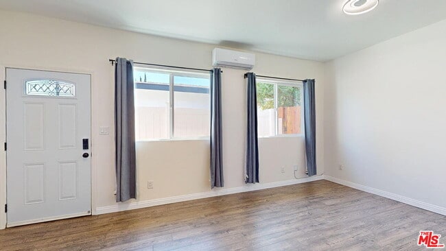 19198 Erwin St in Los Angeles, CA - Building Photo - Building Photo